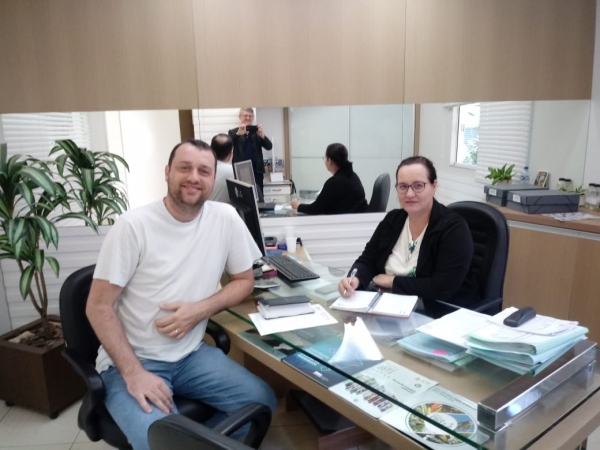 Judite P. Schurohff e Guilherme J. Herdt na sede da Samae em São Ludgero/SC