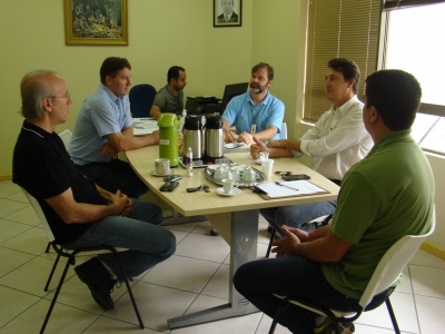 Francisco (de branco) e Patrício (a sua direita) explicaram ações e atividades do Comitê à equipe ao deputado (de camisa preta)