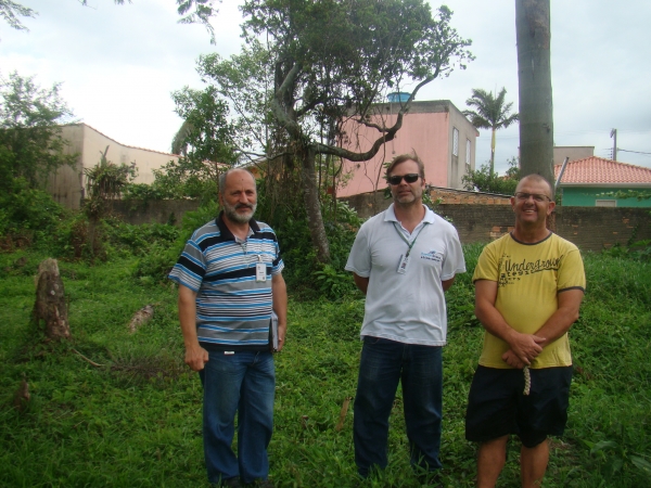 Escoteiros de Capivari de Baixo recebem mudas nativas para repovoamento da sede