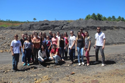 Acadêmicos do Curso de Engenharia Civil do Unibave exploram Rio Urussanga