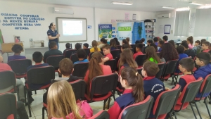 Tema Água e Saneamento é abordado pela CASAN em palestras nas escolas do extremo oeste