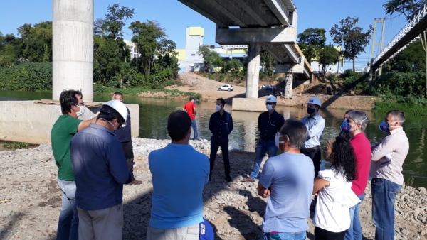 Membros se reúnem a campo