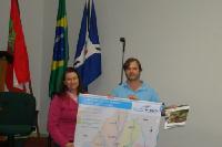 Comitê entregou mapas da bacia hidrográfica e revistas científicas para escolas da região