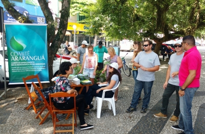 Mudas de árvores e material educativo são distribuídas no Centro de Araranguá