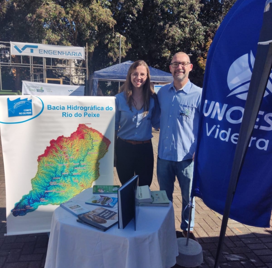 Laís Bruna Verona, bolsista de recursos hídricos da UNC e Andrei Goldbach, vice-presidente do Comitê Peixe.