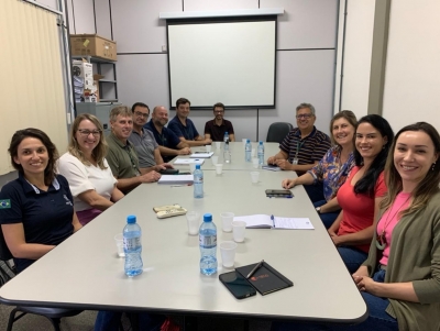 Representantes das Secretarias de Desenvolvimento Rural, Meio Ambiente da Prefeitura Municipal de Canoinhas - SC, juntamente com a Epagri, o Comitê Canoinhas e Afluentes do Rio Negro, e a empresa Philip Morris Brasil, reunidos para discutir parcerias com projetos em prol do meio ambiente na região