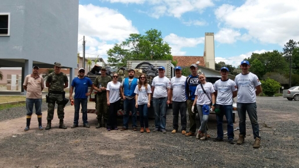 Limpeza do rio Negrinho e Pedágio de Conscientização com de informativos, no município de Rio Negrinho