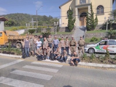 LIMPEZA DE BAIRRO EM SANTO AMARO DA IMPERATRIZ MOBILIZA COMUNIDADE ESCOLAR