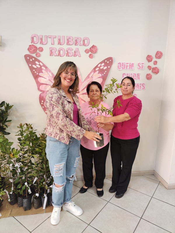 Em ação do Outubro Rosa da AMUREL, Comitê Tubarão e Complexo faz doação de mudas aos seus colaboradores