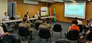 Na mesa, da D para a E, Buligon, Porto Ferreira, a presidente da Epagri Edilene Steinwandter e o gerente de Desenvolvimento Florestal e Ambiental da SAR, Tiago Mioto