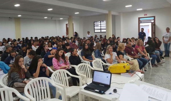 ESTUDANTES DE ITAPEMA DEBATEM GESTÃO DA ÁGUA