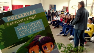 Pela preservação ambiental, estudantes recebem mudas de árvores em Nova Veneza