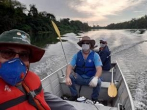 Nova coleta de amostras é feita com embarcação pelo Rio Tubarão