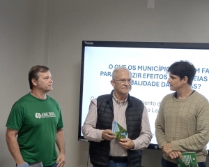 Ato de entrega de cartilhas e de mobiliza&ccedil;&atilde;o pela preserva&ccedil;&atilde;o das matas ciliares &eacute; realizado em Laguna pelo Comit&ecirc; Tubar&atilde;o e Complexo Lagunar