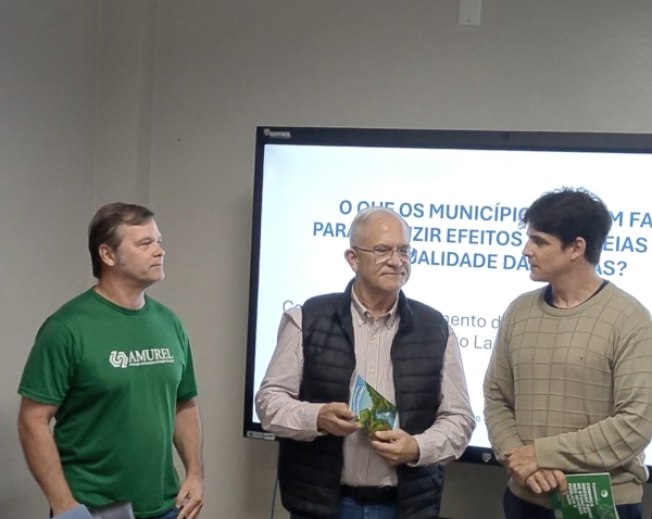 Ato de entrega de cartilhas e de mobiliza&ccedil;&atilde;o pela preserva&ccedil;&atilde;o das matas ciliares &eacute; realizado em Laguna pelo Comit&ecirc; Tubar&atilde;o e Complexo Lagunar