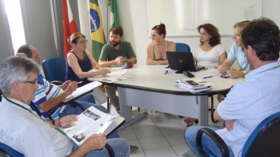 Diretoria discute atividades durante reunião