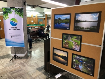 EXPOSIÇÃO FOTOGRÁFICA DO RIO CAMBORIÚ ABERTA À POPULAÇÃO NA PREFEITURA MUNICIPAL