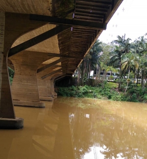 Em Jaraguá do Sul, um dos pontos monitorados fica na altura da ponte Abdon Batista, no rio Itapocu