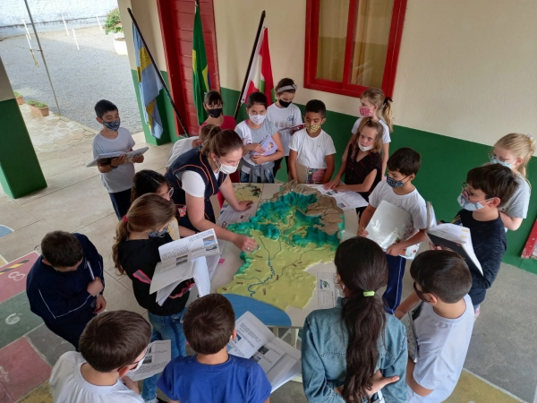 Maquete da Bacia Hidrográfica do Rio Itapocu se torna itinerante nas escolas de Massaranduba