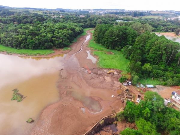 Casan e Prefeitura de Chapecó em trabalho de retirada do lodo na captação do Lajeado São José